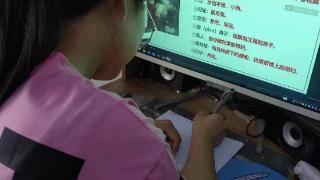 连云港女孩考上南航计算机专业 保洁妈妈的单位送上助学慰问金