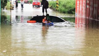 法·视界 | 一车四人被困洪水 乌当民警连背带抱施救