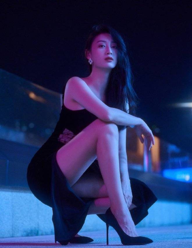 环球小姐谭乔尹分享跨年穿搭写真，颜值又美又飒