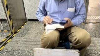 地铁里卖书的“翻译家”走红：人得有自己的精神世界