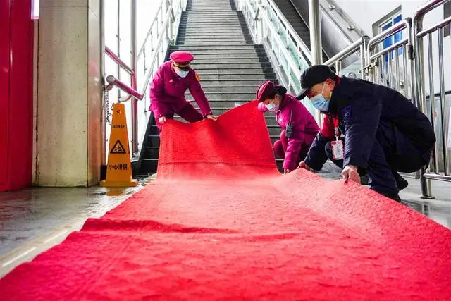 应对低温冻雨天气，武汉地铁1号线今日采用人工驾驶模式
