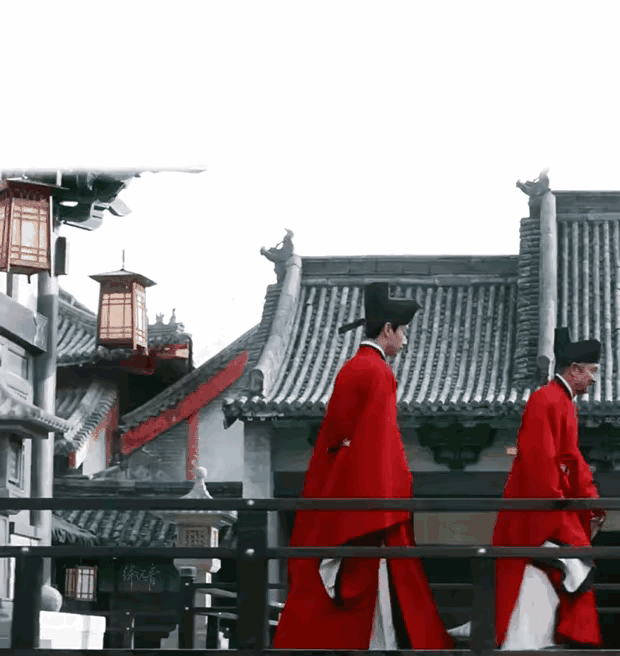同样身穿“红衣官服”，将陈晓朱一龙王凯放在一起，差距一目了然