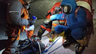 夏尔巴向导确认：两名珠峰登山者确因救人放弃登顶