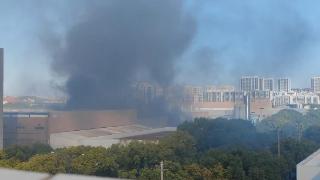 浙江嘉兴一公司厂房发生火灾，救援正在进行中