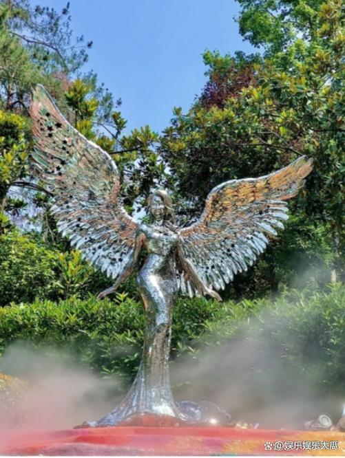 李玟雕像在武汉揭幕，银光闪闪美如天使，86岁母亲戴黑手套现身