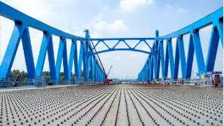 济南东绕城改扩建小清河特大桥东幅钢桁箱梁顶推完成，年底可通行