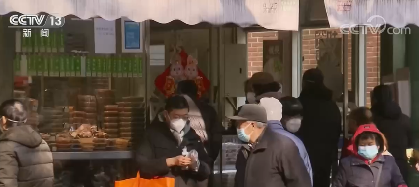 上海淮海路人气回升 各色美食销售旺
