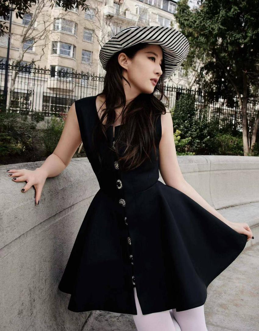 刘亦菲亮相巴黎时装周，一身小黑裙尽显优雅气质