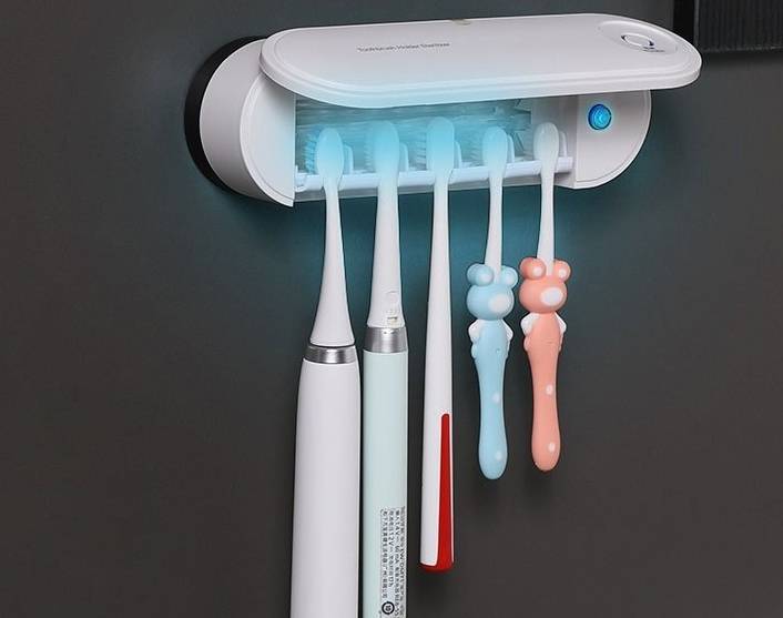牙医建议两到三个月换新牙刷，而且还要保持牙刷的干燥