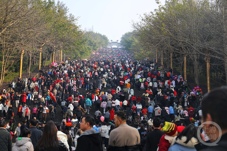 重庆云阳：十万人欢聚登云梯 登高喜迎龙年新春