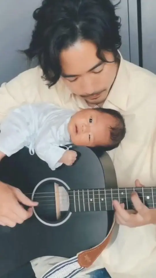 林子祥儿子带娃惹争议！将3个月女儿放吉他上奏乐，或影响听力