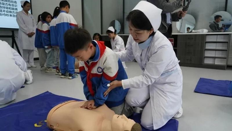 贵州护理职院开展“生命健康小卫士”中小学生职业体验活动