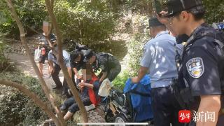 南京一老人坐电动轮椅游景区不慎落水 警民合力救援转危为安