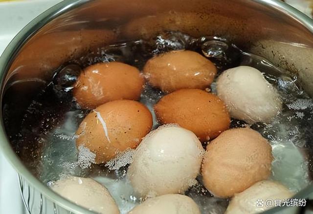 把鸡蛋放酱油里泡半天，味道比茶叶蛋还香！