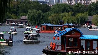 长假济南大明湖风清水碧，迷住众多外地游客