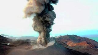 千岛群岛埃别科火山喷发出4500米烟柱