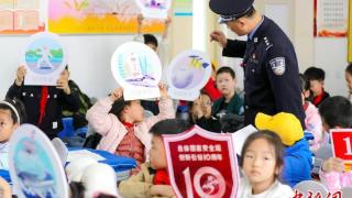 山东青岛：边检民警进校园授国家安全教育课