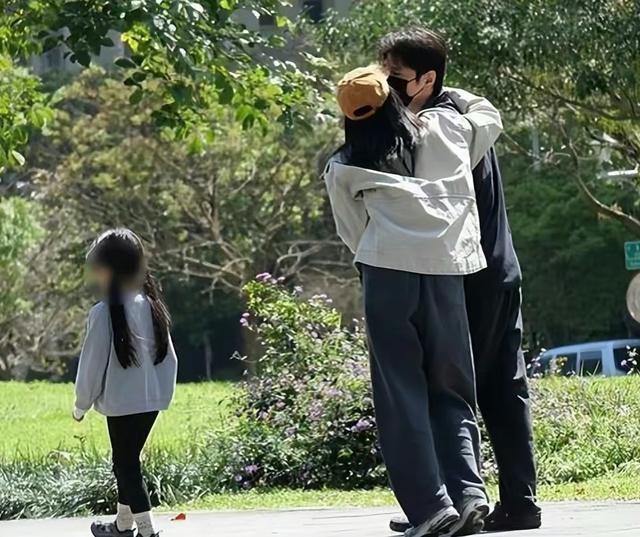 45岁高圆圆带女儿逛公园，赵又廷隔口罩亲吻，4岁女儿见怪不怪