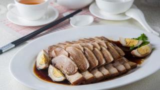 白斩鸭，不仅是一道普通的菜肴，更是一种广东传统美食的代表