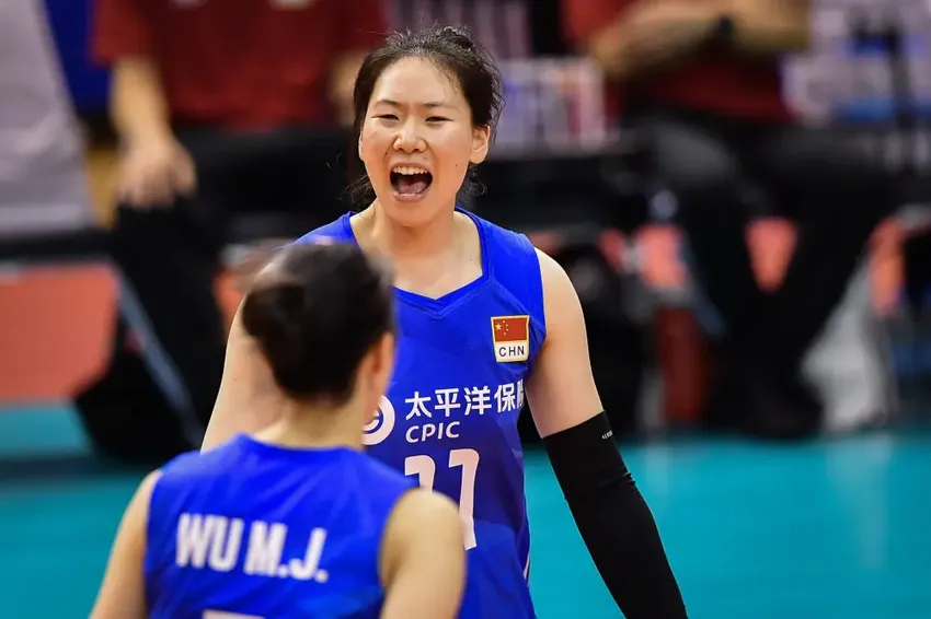 中国女排连救2个赛点，3-2反杀日本，仲慧关键时刻连续建功