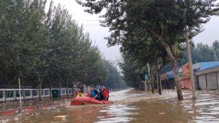 涿州街头的摆渡人：救援队员驾船街道上穿梭，铲车司机“跨界”送人
