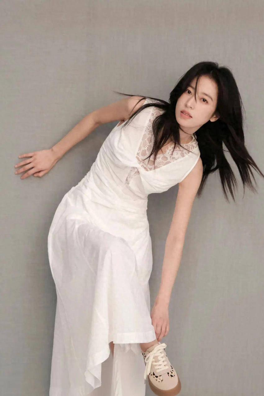 小白裙：简约而不简单的风格，散发出清新脱俗的魅力