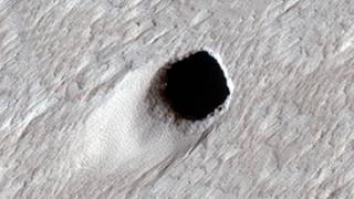 火星上发现一个神秘的洞，科学家认为那里蕴藏着外星生命的秘密
