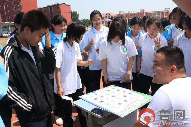 枣庄市第二十六中学举行心理健康游园会活动