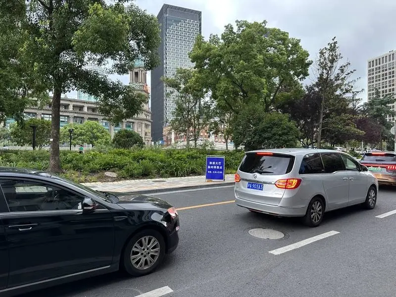 上海苏州河边旅游大巴集中停靠，非机动车“无路可走”，如何管理？