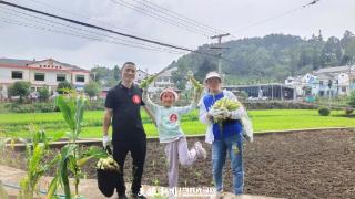 贵阳市观山湖区青少年劳动教育实践基地组织开展“金色童年·亲子同乐掰玉米”活动