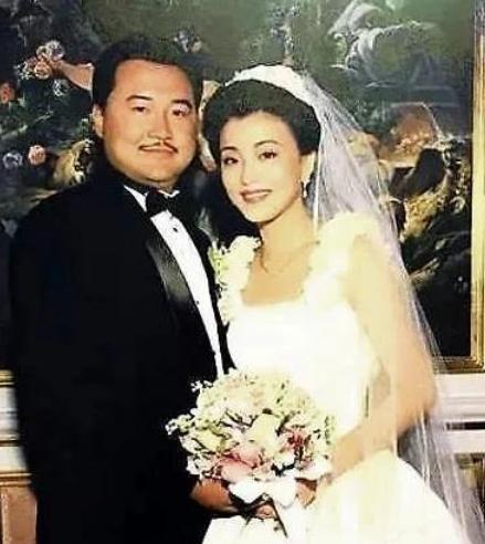 主持人杨澜庆结婚28年，晒与壮硕老公合照，夫妻俩太般配