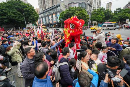 “龙年摸龙头万事不用愁”市民追捧舞龙队伍争摸龙头