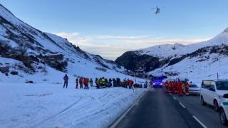 奥地利一座知名滑雪场发生雪崩 致10人被埋