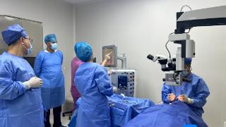 全国首例植入式黄斑镜在乐城成功手术应用