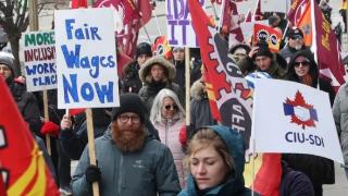 加拿大10余万联邦雇员罢工 政府服务受到影响