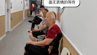 “一个孙子已经够受了”，教培门外坐满疲惫老人，大城市家长感叹