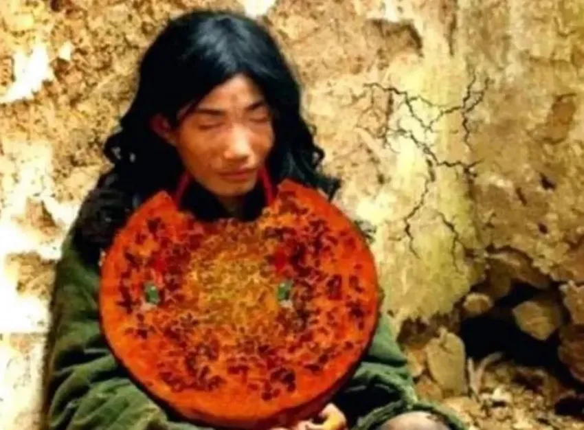 河南“第一懒人”杨锁：吃饭靠人喂，走路嫌累，23岁饿死在家中！