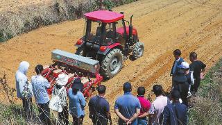 全县推广农机技术促农业增产增收