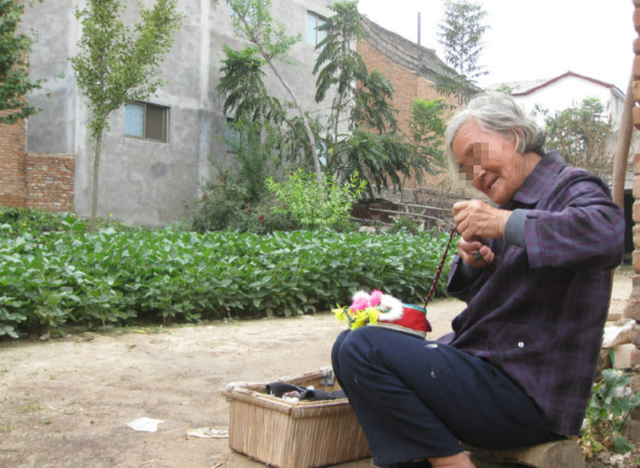 当年在困难时期，娘一个人带着三个年幼的孩子生活