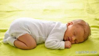 宝宝睡姿大揭秘：歪头趴睡危害多，影响头型更伤智力！