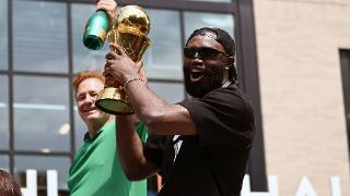 35体育凯尔特人举行鸭子船游行庆祝第18个NBA 总冠军