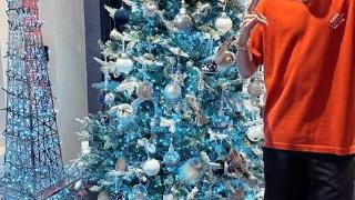 内马尔晒蓝色圣诞树和埃菲尔铁塔模型：圣诞快乐????
