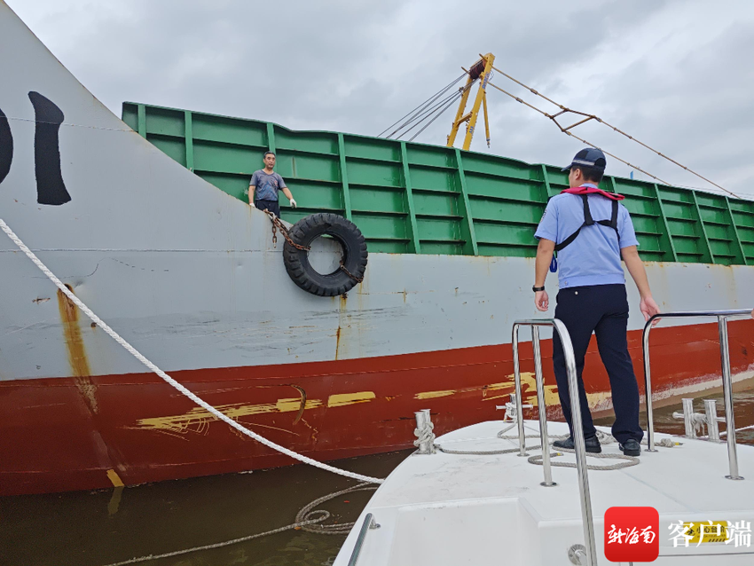 帮忙加固渔船、疏散群众……海南省公安厅海岸警察总队第一支队全力应对台风“泰利”
