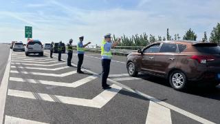 节日我在岗丨滨州高速路上的警民暖心瞬间