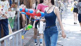 秦岚泰国泼水节玩疯了，穿吊带背心玩水枪，网友：她好辣啊！