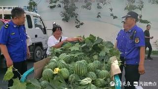 果然视频|菏泽城管设立临时瓜果摊位疏导点，让流动摊贩安心卖