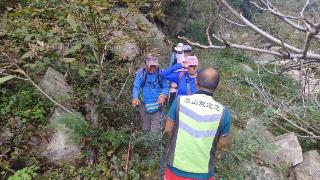 5名驴友森林火险区违规活动受教育，泰山景区玉泉寺管理区警示广大游客：请自觉遵守森林防火法律法规，切勿以身试法！