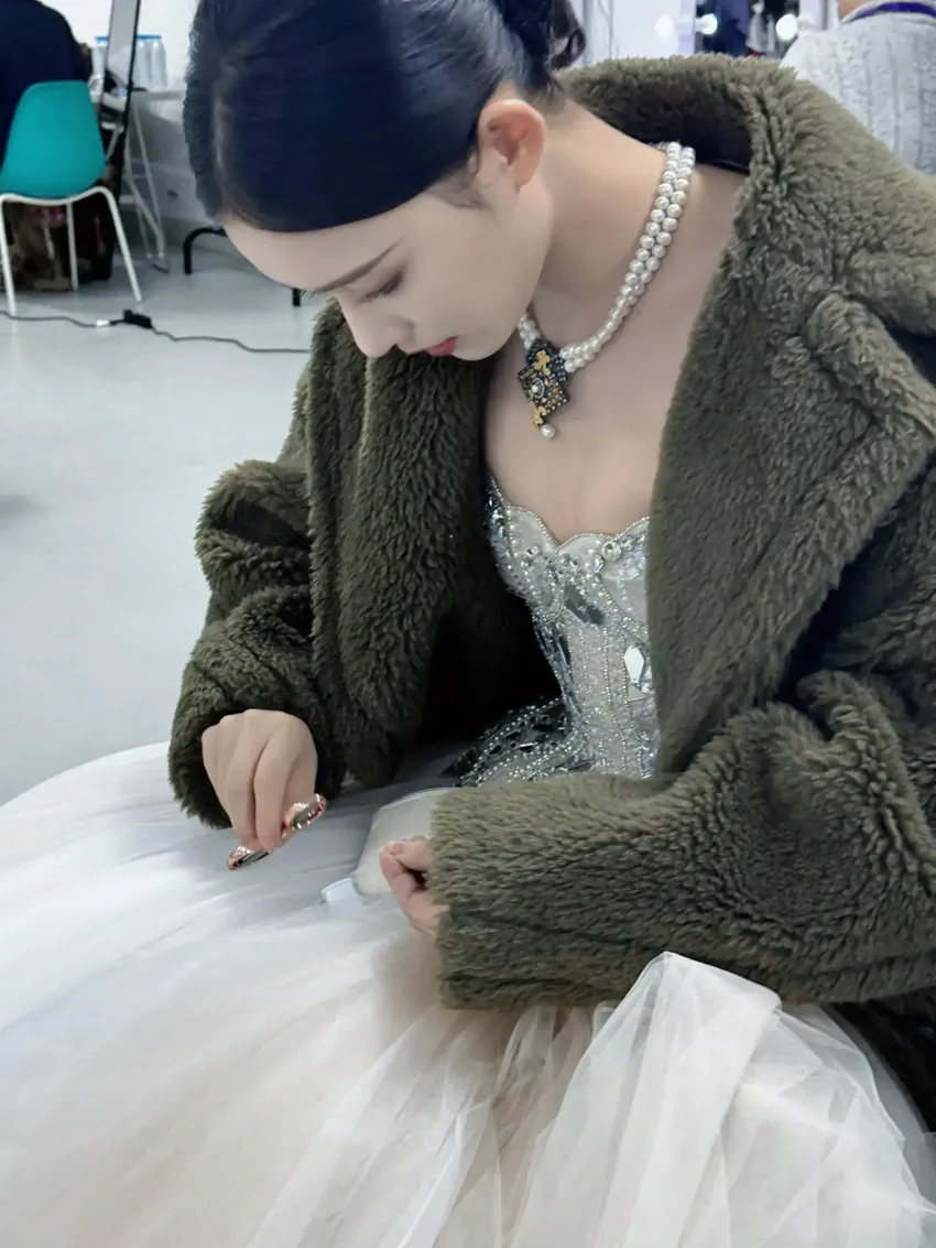 林允参加微博之夜的裙子开线，在后台自己缝裙子也太可爱了吧！