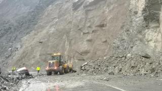 新疆吐和高速甘沟路段发生山体落石，堵塞路段正在抢通中