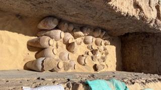 埃及索哈杰省考古发现距今约5000年历史的葡萄酒罐